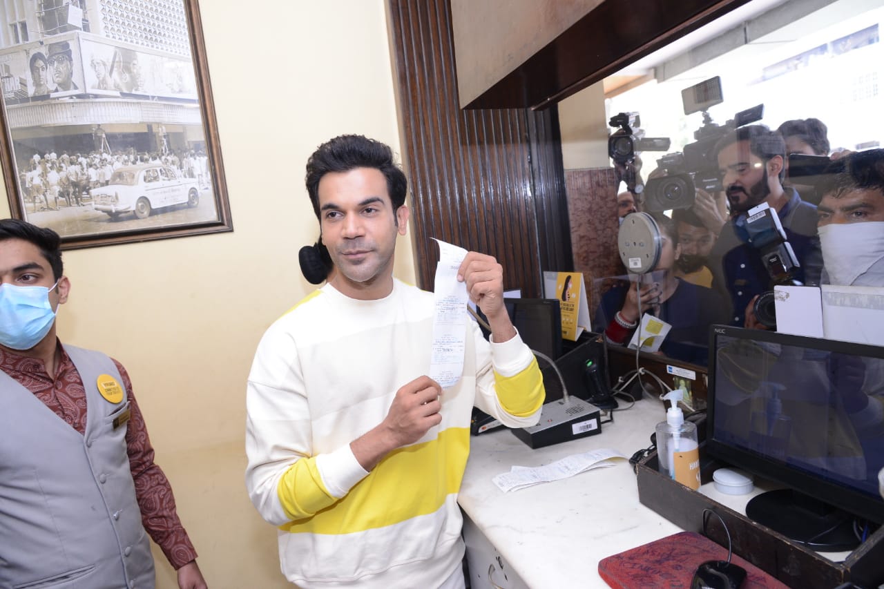 Rajkummar Rao selling Roohi tickets